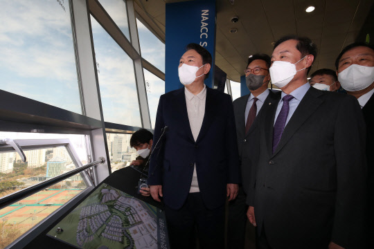 국민의힘 윤석열 대선후보가 29일 오후 세종시 밀마루 전망대를 방문해 김병준 상임선대위원장과 함께 행정중심복합도시 전경을 바라보고 있다.공동취재·연합뉴스
